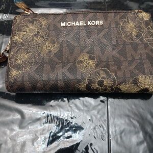 Michael Kors Double zip wallet EUC